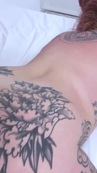 Super děvka milf dostane mezirasové péro. Angie Doll, potetovaná macecha na Pepeporn