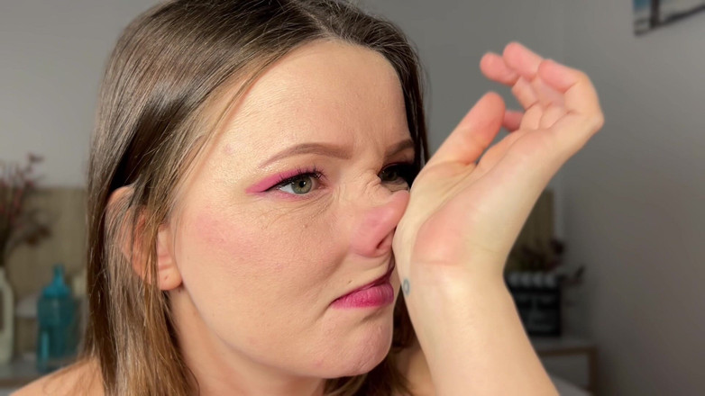 Mary Jay: Ngứa mũi của tôi đang khiến tôi phát điên. Chọn nó trên...