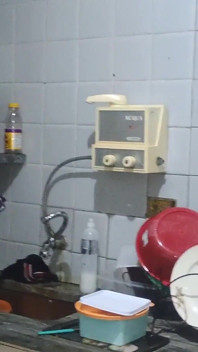 Přesvědčuje svého nevlastního bratra, aby byl opravdu sexy, když tam její rodiče nebyli