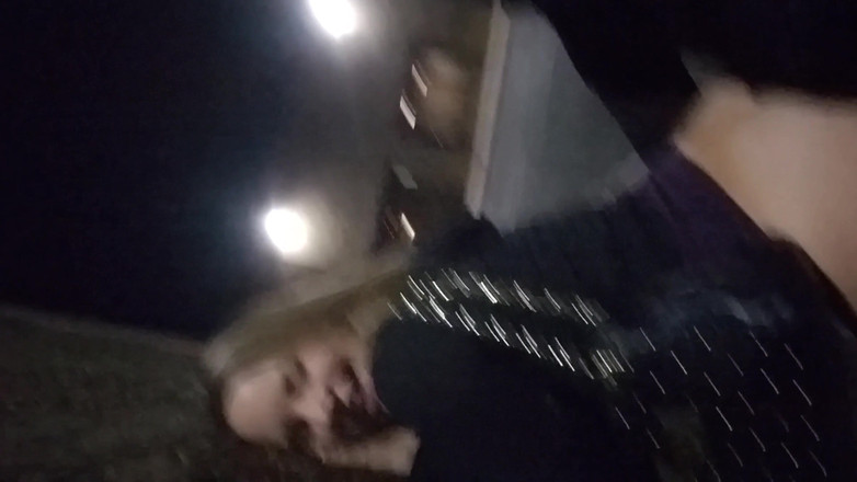 Mya Lane: Esposa follada detrás del bar en estacionamiento y drena polla