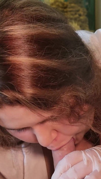 Cette infirmière pulpeuse à gros nichons adore boire du sperme à ses patients