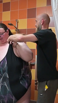 Ssbbw entra em roupa de banho apertada