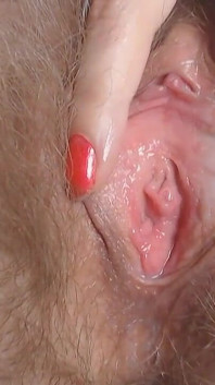 Ruiva peluda buceta se masturbando, close-up view