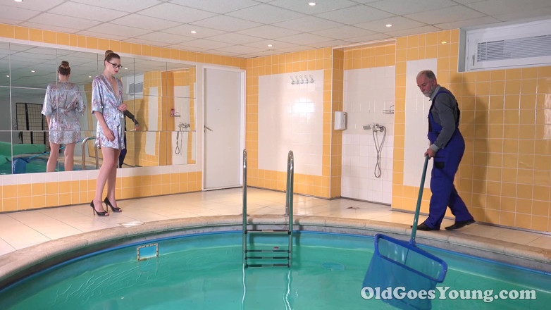 Old Goes Young: Sexy Joven Gloria se divierte con el viejo hombre de...
