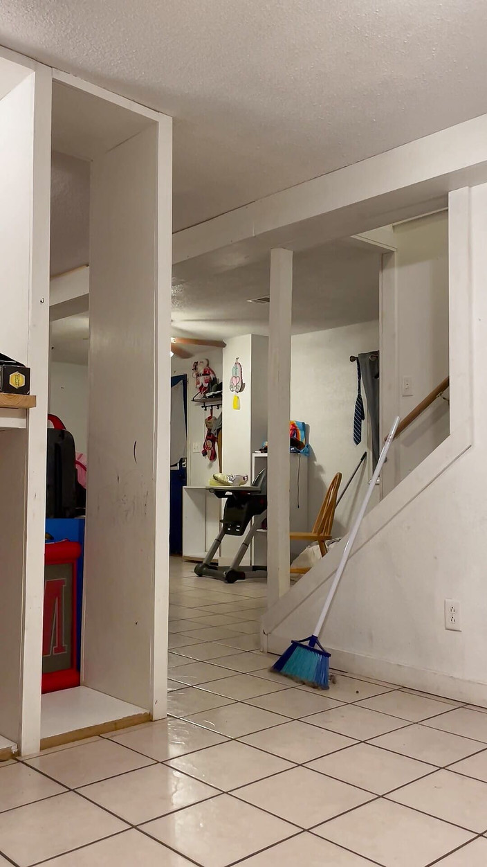 July: Tlustá nezbedná manželka uklízí v bikinách