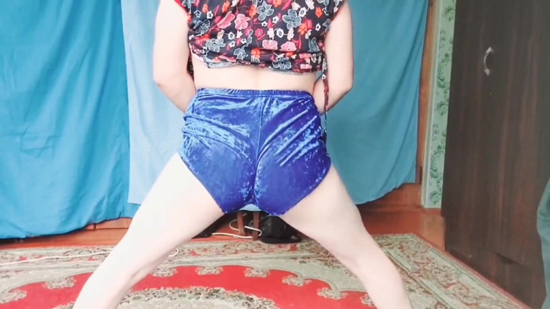 Kitty_Cross: Verbluffende femboy leunend op de muur met gekruiste benen