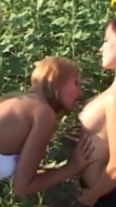 THAGSON ONLY: Genç ruj lezbiyenler güneşli alanda kalın dildo paylaşıyor