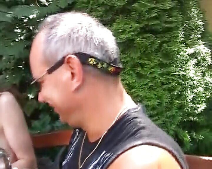 German Homemade: Любительська німецька тінка ковтає сперму після траху на відкритому повітрі