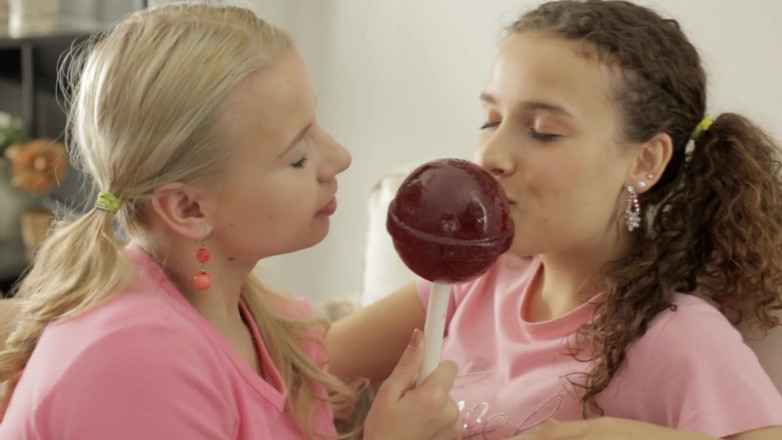 Adult Deluxe: Lesbian berekor kuncir berkongsi lollipop &amp; kongkek