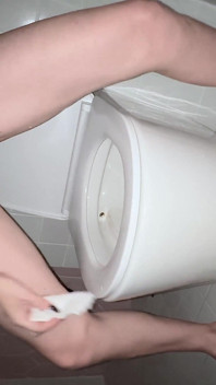 Lelaki berusia 69 tahun meminta saya merakam saya kencing