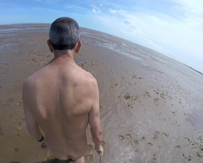 Andy: Melancap di pantai