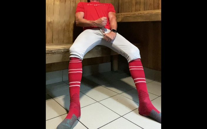 JockDad87: Buff Dilfjockdad87 aproape este prinsă masturbându-se în saună