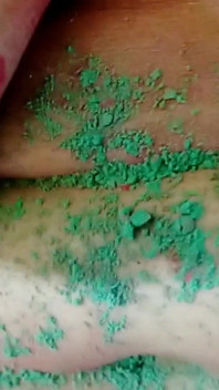 Holi Special: padrasto fode enteada com tesão no banheiro com gulal vermelho em todos os seus peitões