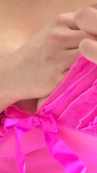 Rondborstige blondine in sexy roze lingerie stript alleen voor je ogen