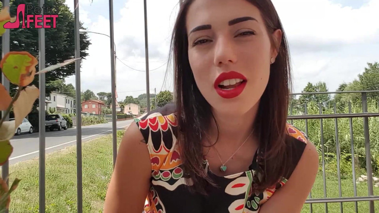 Smokin Fetish: Брюнетка Петра курить свої ciggaretes на відкритому повітрі