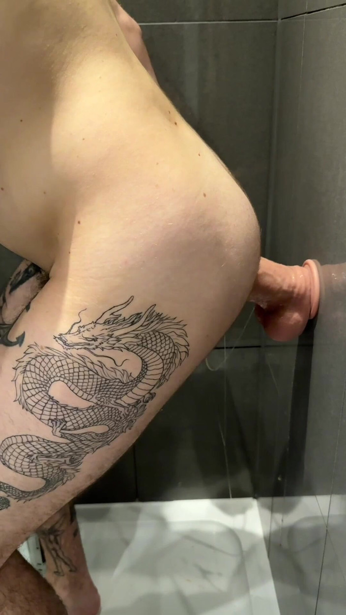 davidedpxxx: Fund blocat flămând se joacă cu un vibrator monstru imens...