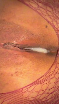Üvey babamın büyük zenci yarağı içine boşalana kadar sıkı amcığıma penetrasyon yapıyor