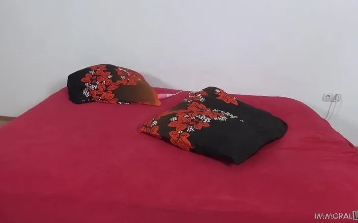 Immoral Live: Porno Dan은 완벽한 라틴 곡선을 입고 몸을 굽혀