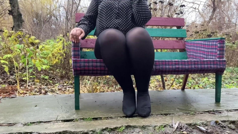 OurFetishLife: Křivolavá zralá nevlastní matka se těší na masturbaci venku