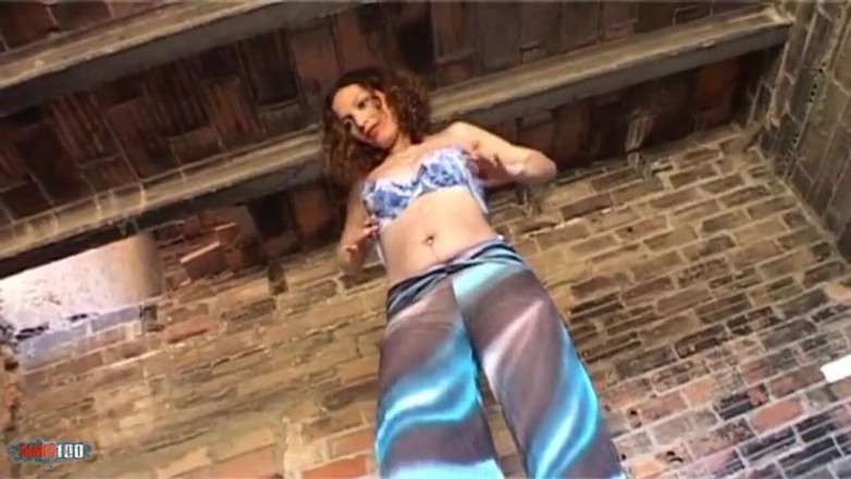 MMM100: Zetah Niagara: Zeta: Francouzská amatérská holka si dělá strip uvnitř...