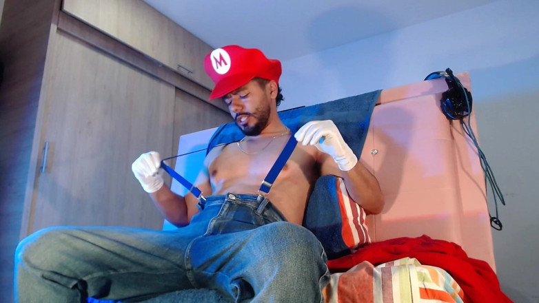 Tommhot: Îmbrăcat în timp ce Mario Bros se joacă cu instalatorul