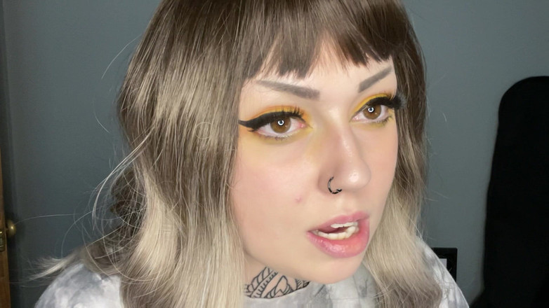 Miss Valentina: 마누라 옆에서 침대에서 자위하기