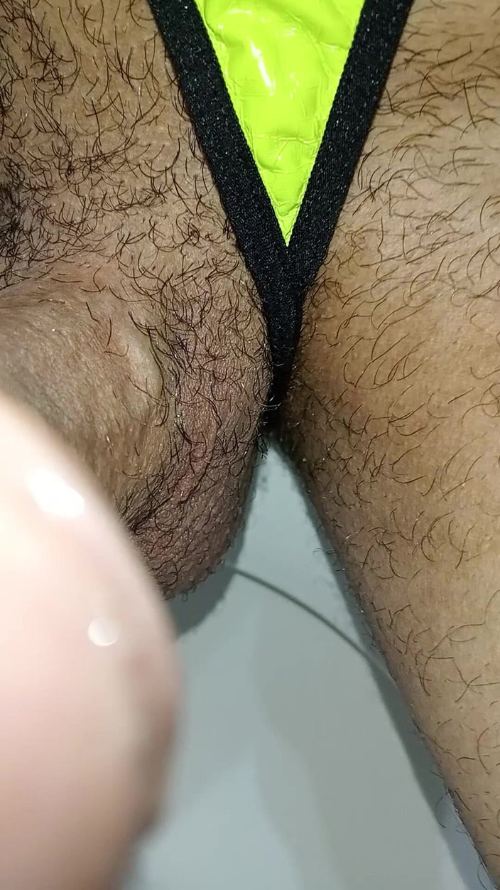 Rey rey: Kontol besar berbulu, masturbasi di kamar mandi umum aku hampir...