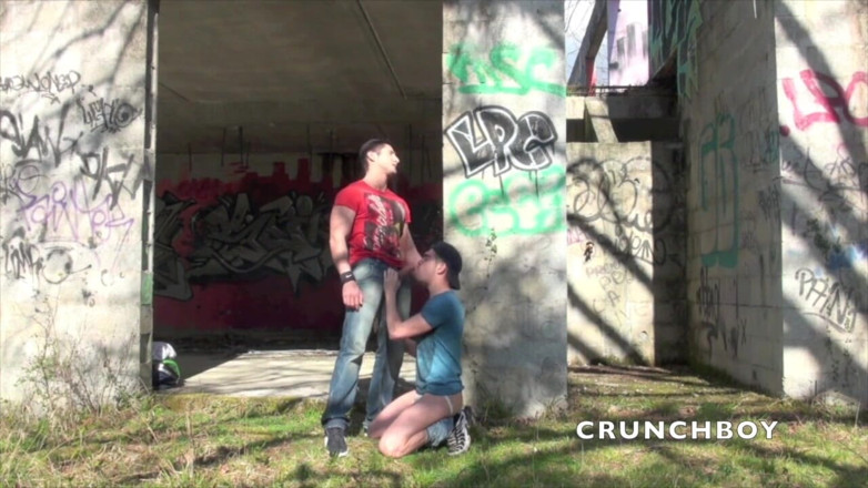 Crunch Boy: दो मांसपेशियां सेक्सी लड़के घर के बाहर सूझ-बूझ भरी जगह में चुदाई करते हैं