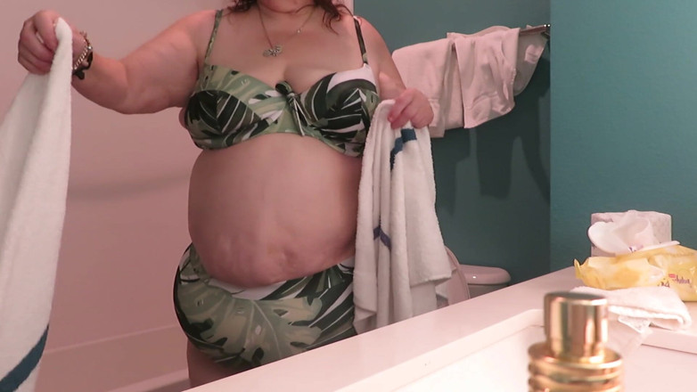 BBW nurse Vicki adventures with friends: L'infermiera bbw Vicki si spoglia al nuovo bikini 2 pezzi