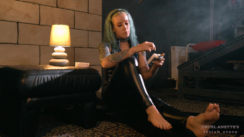Cruel Anettes fetish world: Босоніж курець 4k