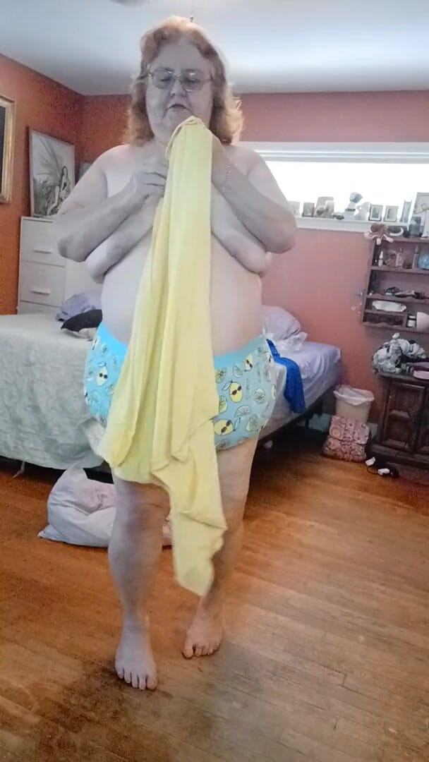 BBW nurse Vicki adventures with friends: Indosso i miei pantaloncini ragazzo limone blu e resto del...