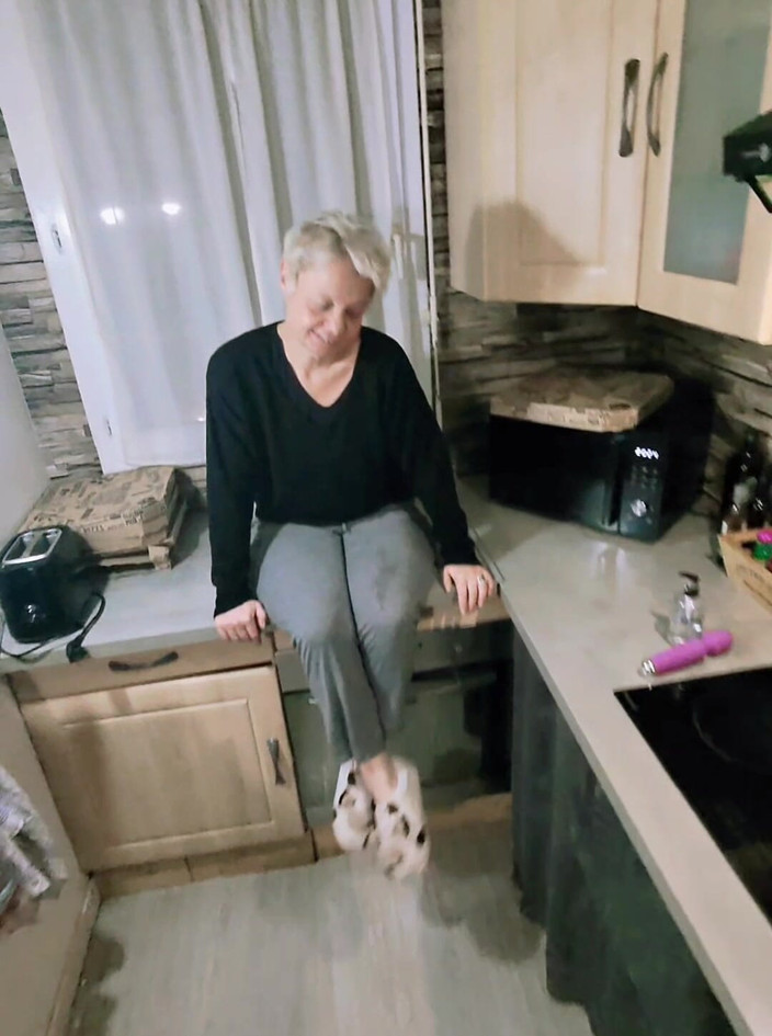 Sofy13: Persetubuhan yang baik di dapur semula jadi