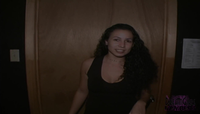 Dream Girls: L'eccitante mora si spoglia completamente nella sala VIP del club