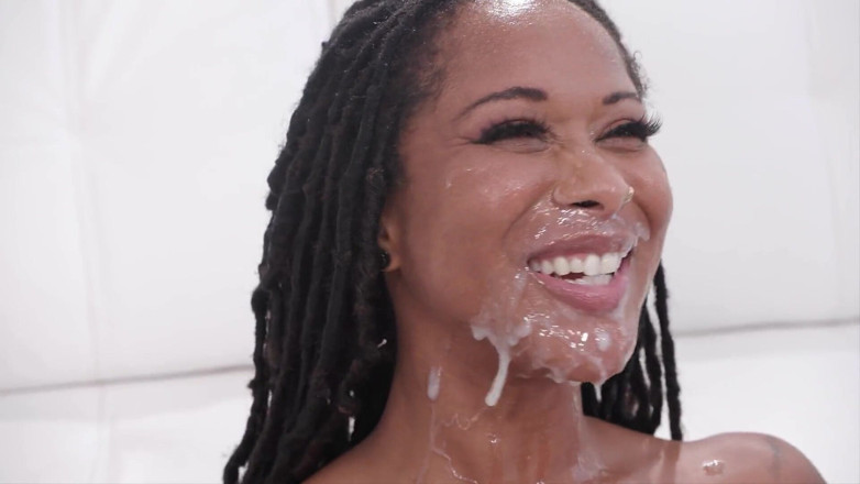 Interracial Blowbang: ออรัลหมู่ interracial - คาลี่ สวีทส์ ได้โปรตีนยามเช้าจากควยดำหลายอัน!
