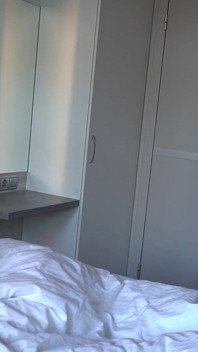 Vaknade och låg med dem. Så lyckligt att bo på ett sexhostel!