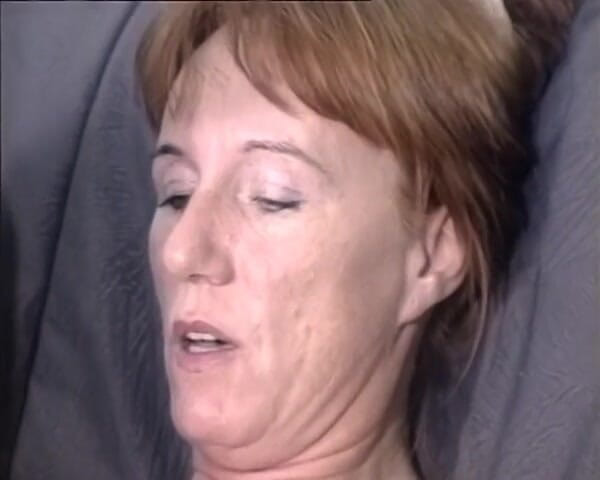 GERMAN PORN CLASSICS: Sandra Hilft Hausfrau Beim Wichsen mit gode. Sandra aide une...