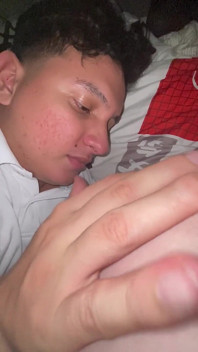 Colombiana chupa el culo de su novio en casa de sus padres, ten cuidado con que no los atrapen
