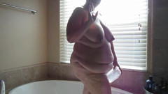 Sweet BBW Productions: Donnona moglie si rade e si fa la doccia
