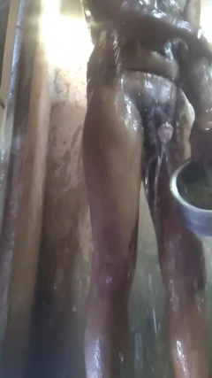 Băiat unic indian heterosexual făcând baie sexy...