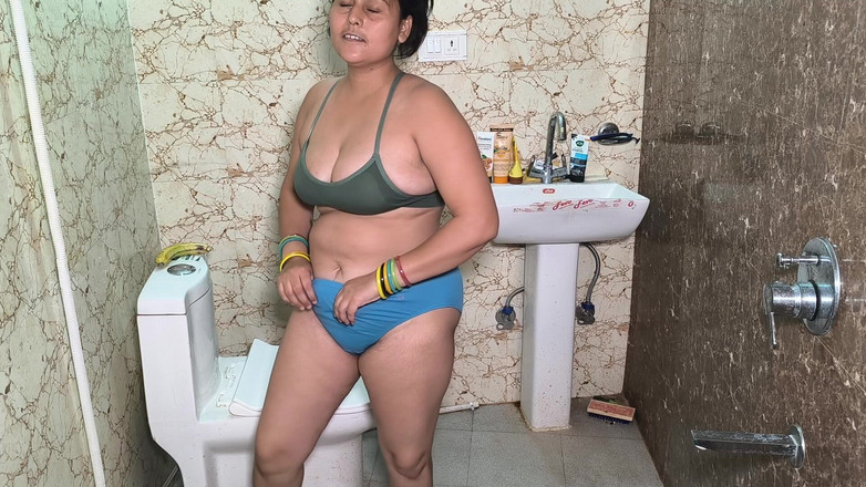 Puja555: पूजा की चूत में केला