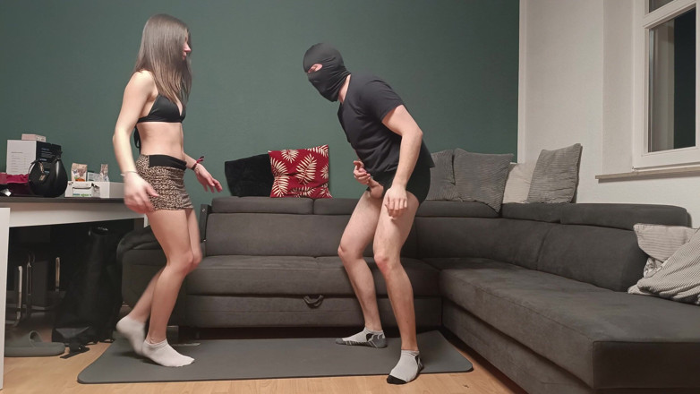 GermanBallsBusted: 迷你裙里的睾丸摧残