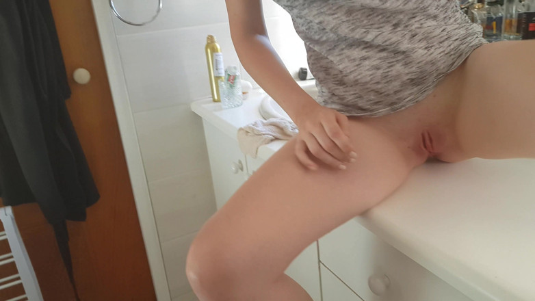 Alicia Robertz: Nahaufnahme Zehennagel färben