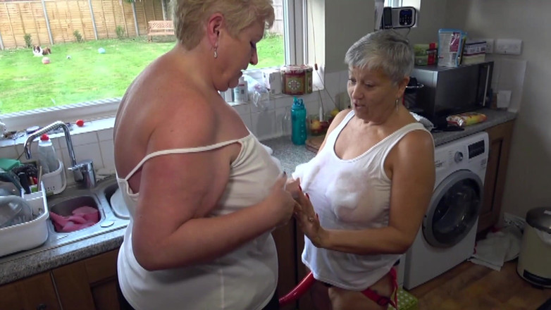 Uk Joolz: Savanna трахается на кухне со своим страпоном