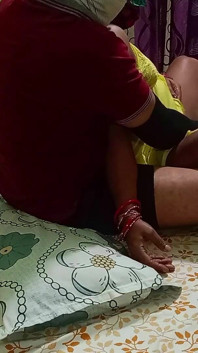 अधोवस्त्र पहने नकाबपोश आदमी के साथ कामुक सौतेली बहन सीमा फुल मस्ती और चूत में वीर्य के लिए बिस्तर साझा किया हॉट सेक्स