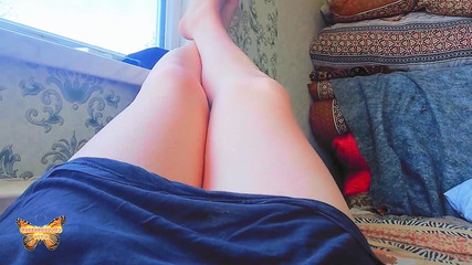 Kitty_Cross: Adorável Femboy deitada no sofá com pernas cruzadas