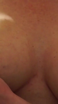 私の乳首を吸うための新しいおもちゃ
