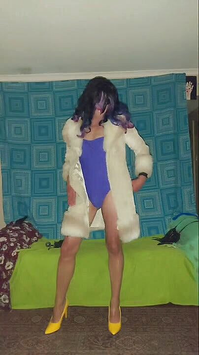 Lizzaali: Camicia bianco e costume da bagno viola