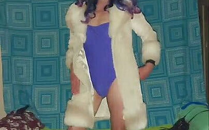 Lizzaal ZZ: Белое пальто и фиолетовый купальник