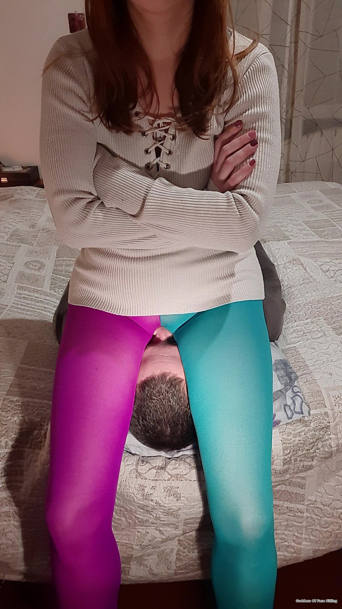 goddess82: Сексуальна Стефані smoth**s її бідний раб!