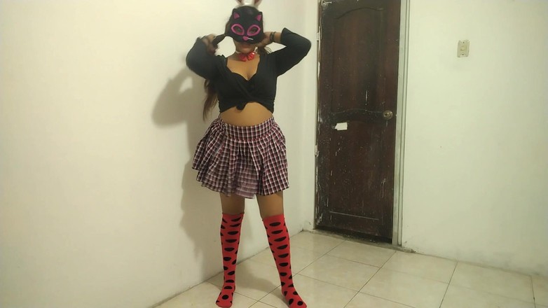 NEGRITA SEXY: 丰满的学生在她的公寓里性感地跳舞，她是一个18岁的黑发女郎